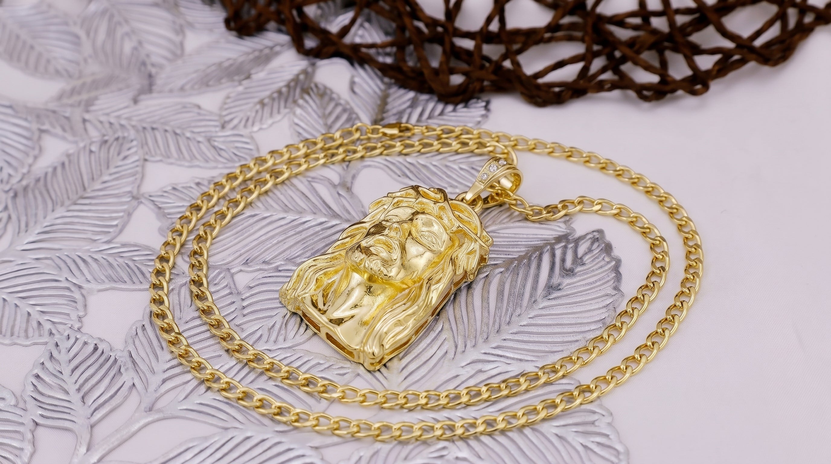 Collier Pendentif Jésus — Plaqué Or 18 Carats