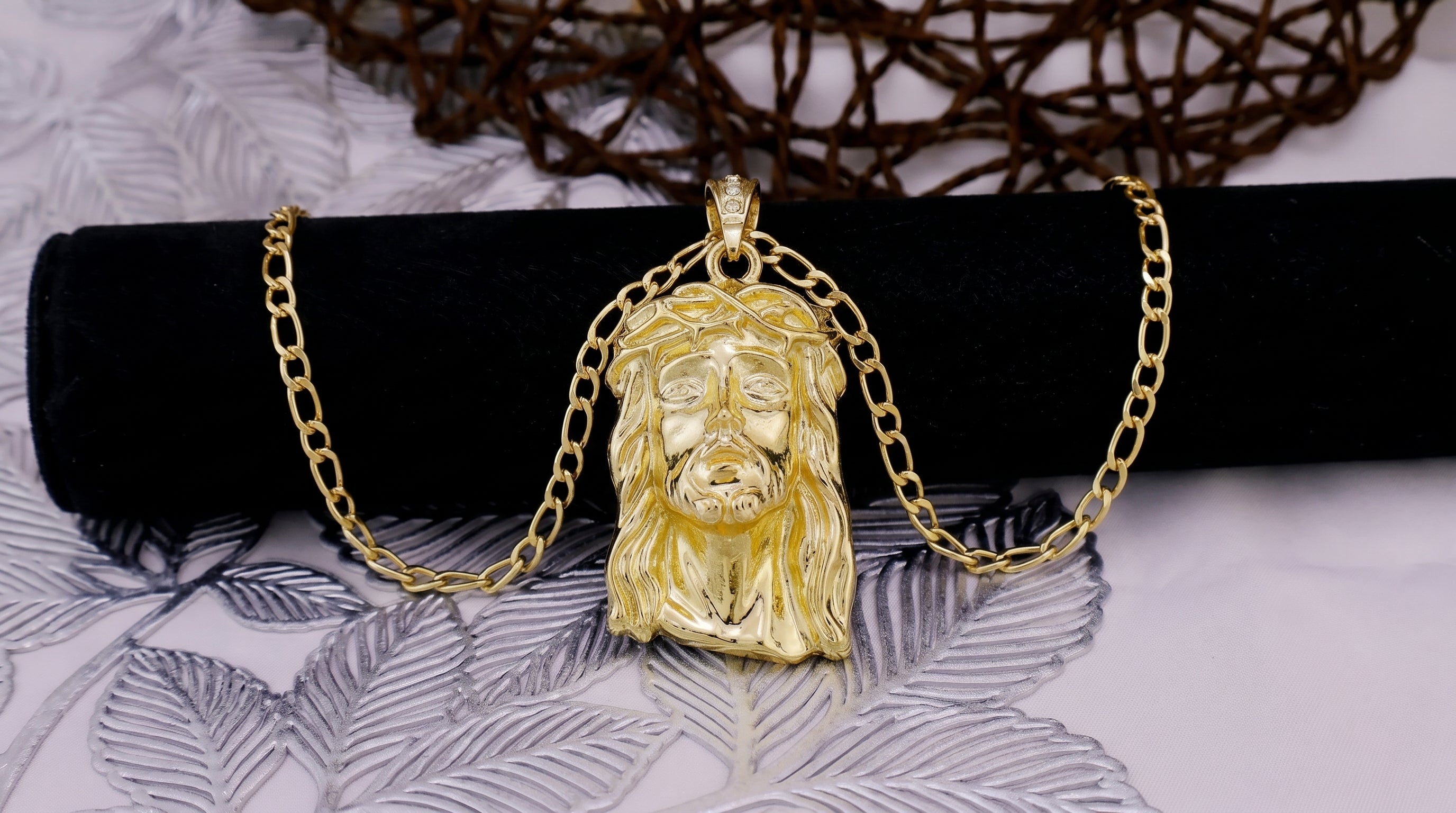 Collier Pendentif Jésus — Plaqué Or 18 Carats