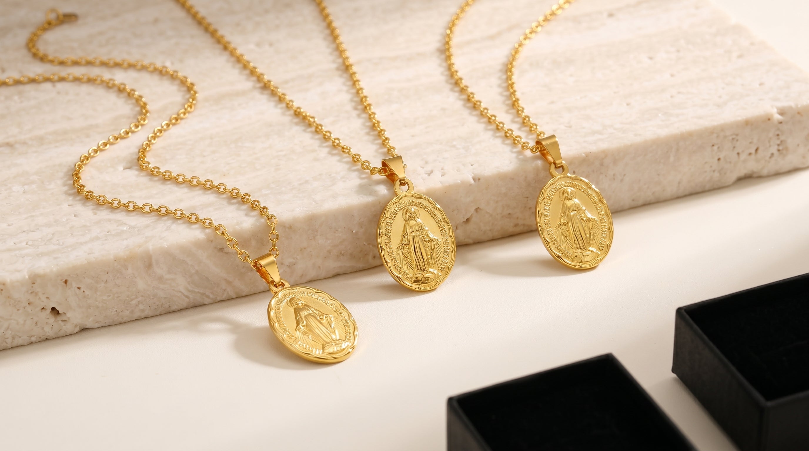 Collier Pendentif Vierge Marie — Plaqué Or 18 Carats