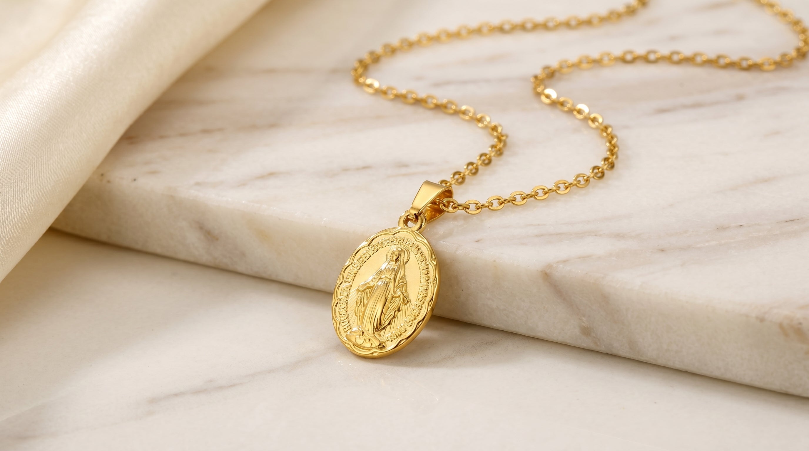 Collier Pendentif Vierge Marie — Plaqué Or 18 Carats