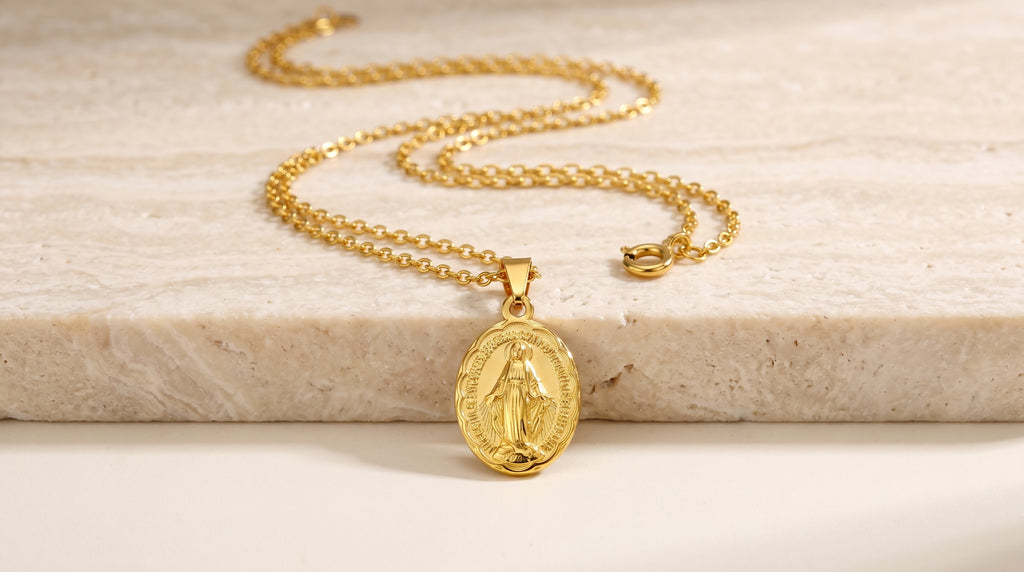 Collier Pendentif Vierge Marie — Plaqué Or 18 Carats